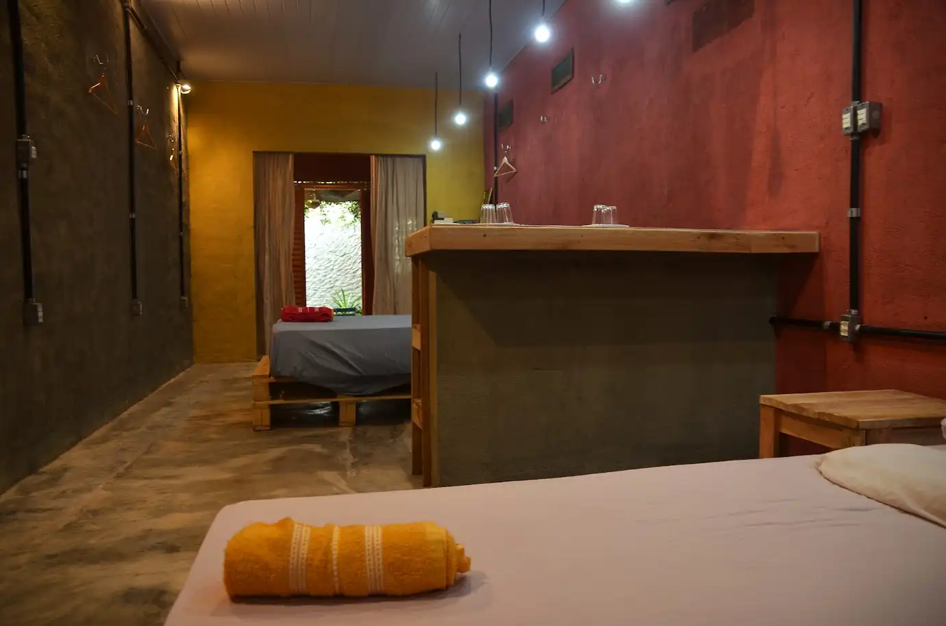 Espreguiçadeiras em ambiente de descanso — Mi Casa, Su Casa